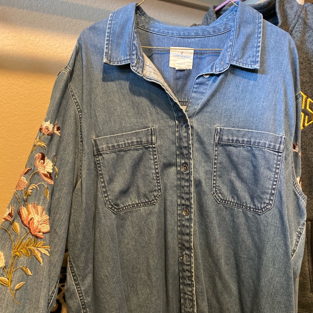 💜NWOT Perfect for fall! Embroidered, denim top💜